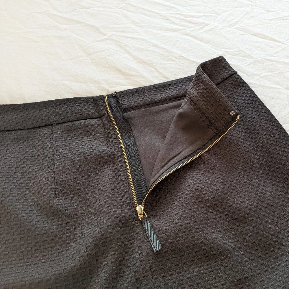 NWT Ann Taylor Textured Black Pencil Skirt in Size 4